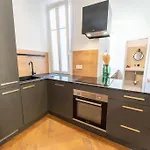 Apartment Superbe Deux Chambres, Centre Proche Port